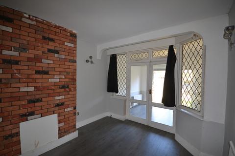 4 bedroom terraced house to rent, Ilfracombe Gardens, Romford