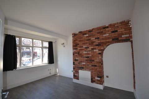 4 bedroom terraced house to rent, Ilfracombe Gardens, Romford