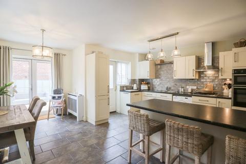 4 bedroom end of terrace house for sale, Buzzard Road, Calne SN11