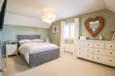 4 bedroom end of terrace house for sale, Buzzard Road, Calne SN11
