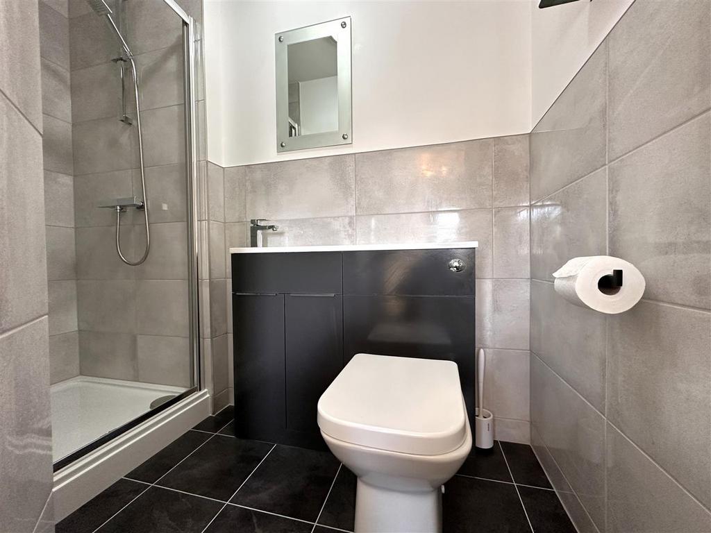 Modern En-Suite Shower Room 677