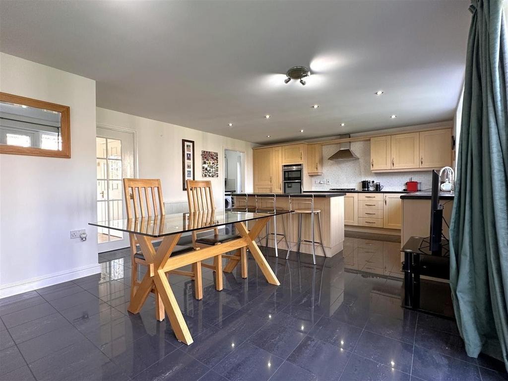 Open-Plan Living/Dining Kitchen 546