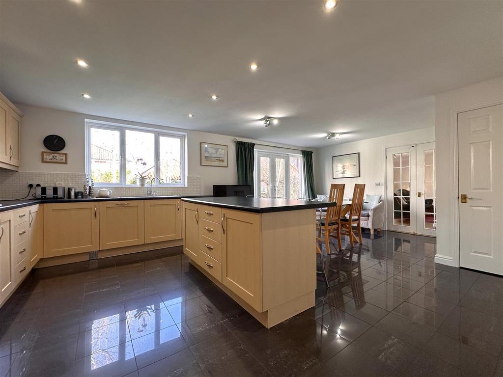 OPEN-PLAN Dining Kitchen 527