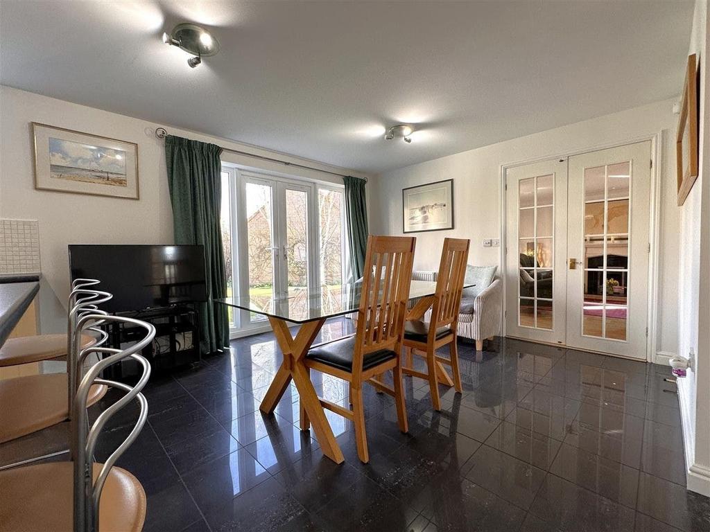 Spacious Dining Area 537