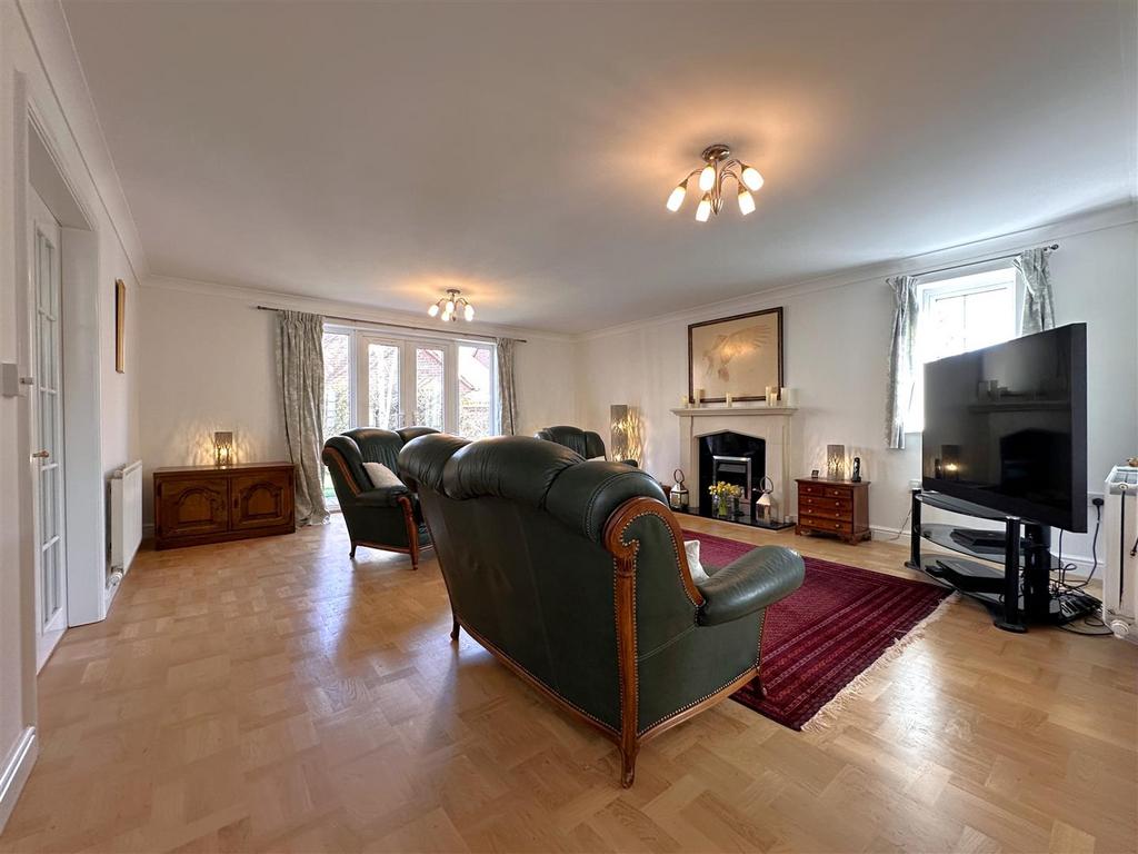 Dual-Aspect Living Room 770