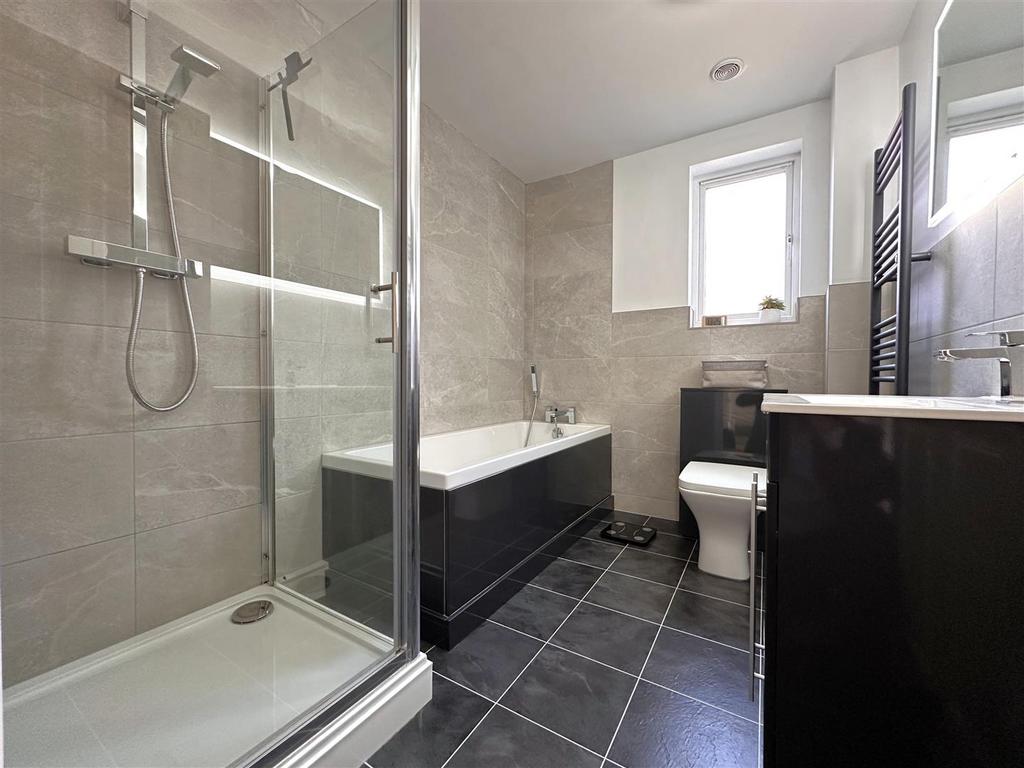 Stylish Four-Piece Family Bathroom 632