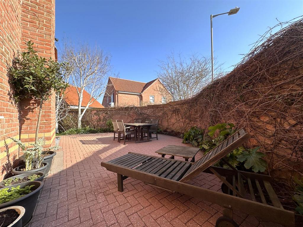 Secluded Block Paved Seating Area 583