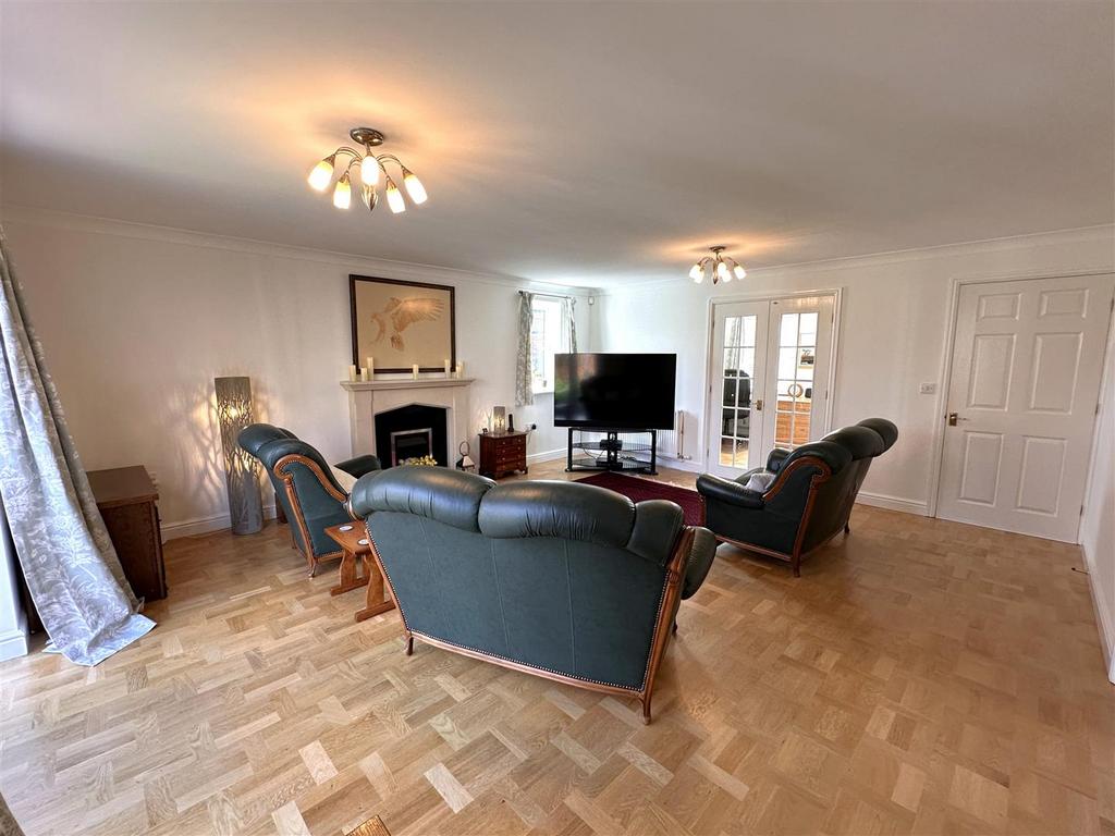 Living Room Out To Garden  77