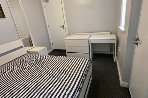 5 bedroom house to rent, Tootal Drive, Salford, M5