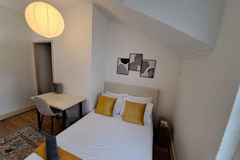 3 bedroom flat share to rent, Highbury Corner, London N5