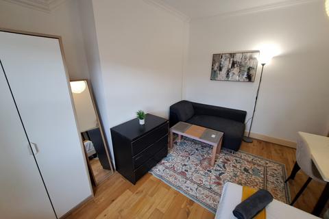 3 bedroom flat share to rent, Highbury Corner, London N5