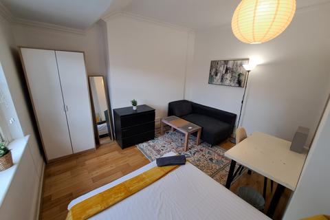 3 bedroom flat share to rent, Highbury Corner, London N5