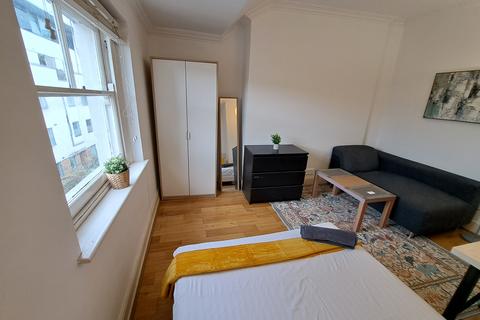 3 bedroom flat share to rent, Highbury Corner, London N5
