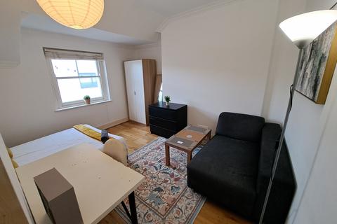 3 bedroom flat share to rent, Highbury Corner, London N5