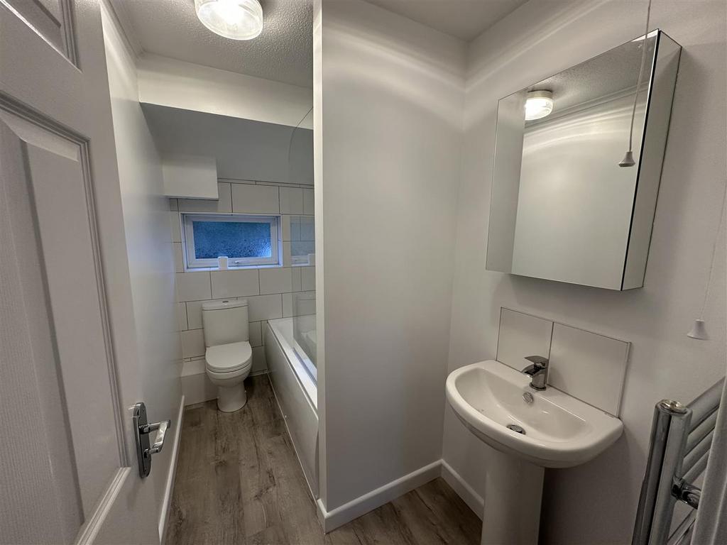 44 E C Bathroom.jpeg