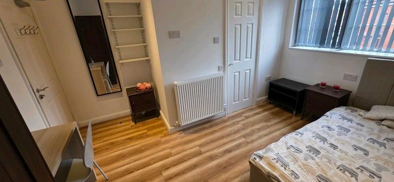 Bright, tidy double room with hardwood floors...