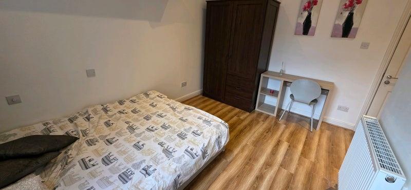 Bright furnished double room with desk and stor...