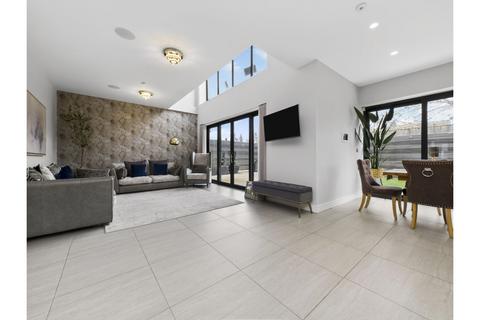 5 bedroom detached house for sale, Basi Close, Hornchurch, RM11