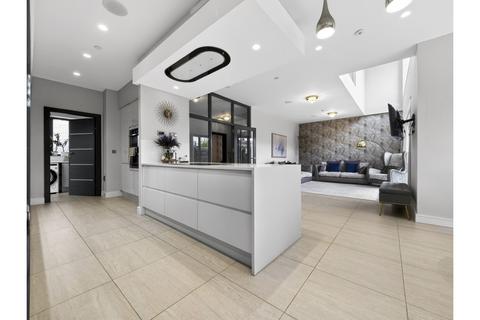 5 bedroom detached house for sale, Basi Close, Hornchurch, RM11