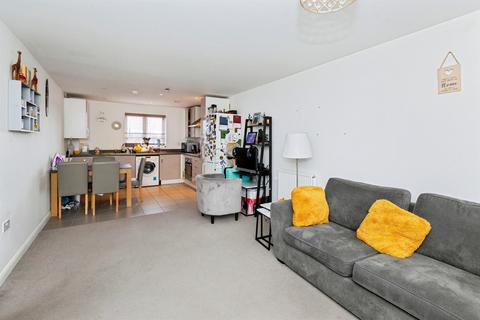 2 bedroom flat for sale, Kenyon Way, Slough
