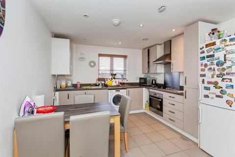 2 bedroom flat for sale, Kenyon Way, Slough