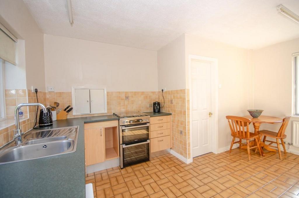 Kitchen pic 2.jpg