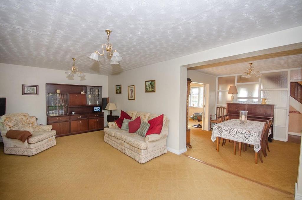 Living room pic 3.jpg