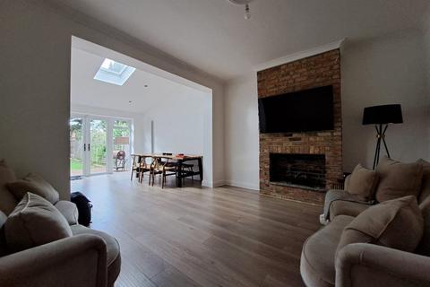 4 bedroom house to rent, Beech Street, Romford RM7