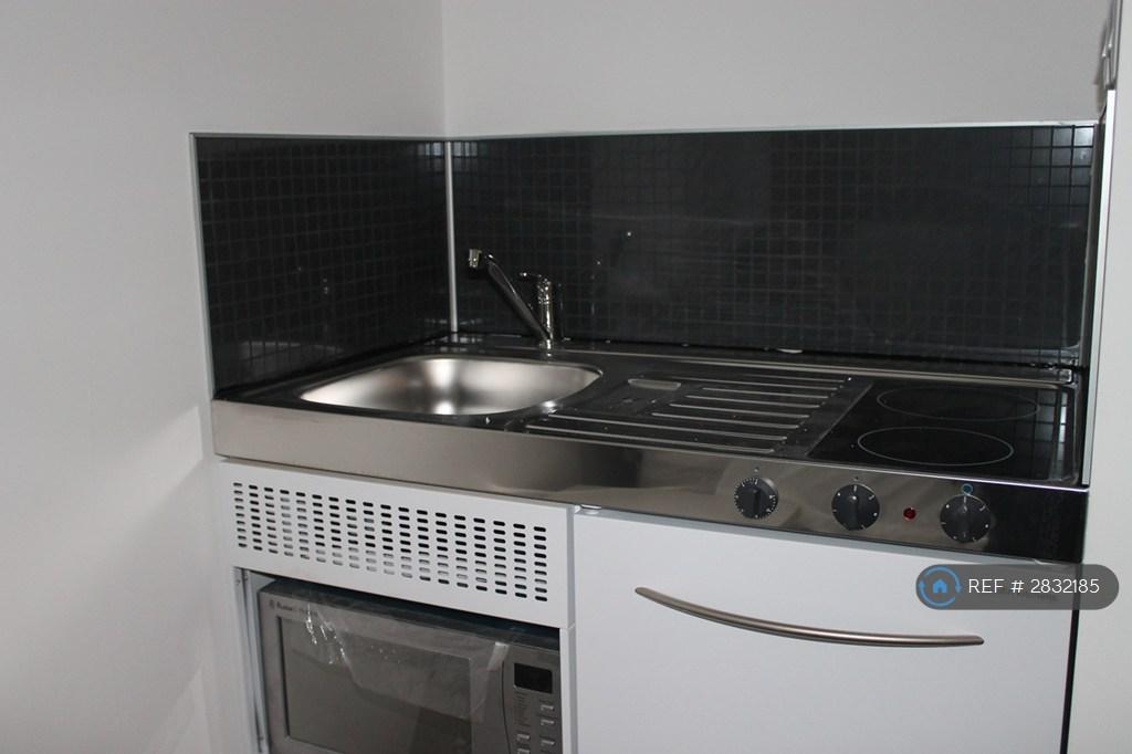 Room 7 Kitchenette