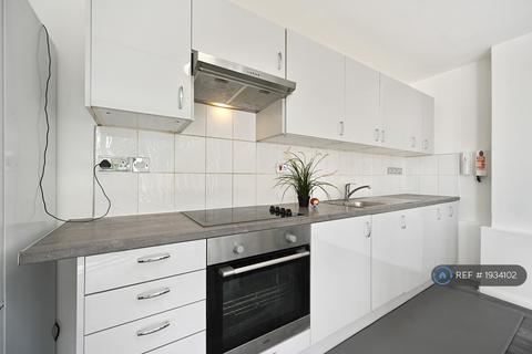 4 bedroom flat to rent, Milland House, London, SW15