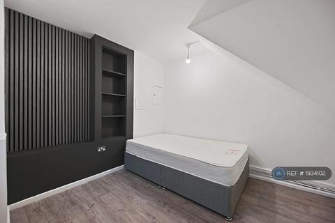 4 bedroom flat to rent, Milland House, London, SW15