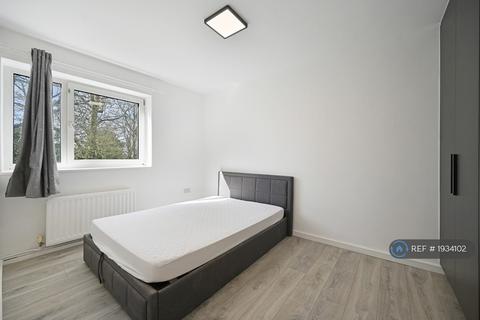 4 bedroom flat to rent, Milland House, London, SW15