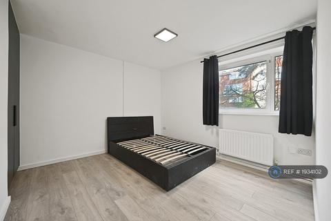 4 bedroom flat to rent, Milland House, London, SW15