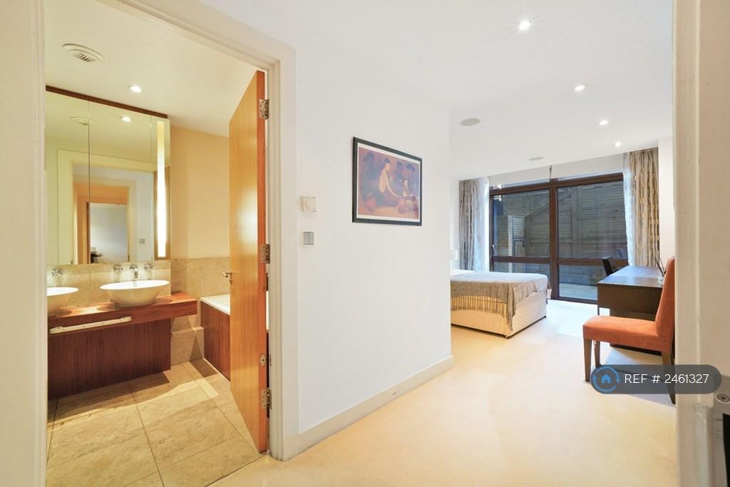 Master Bedroom - En-Suite Bathroom