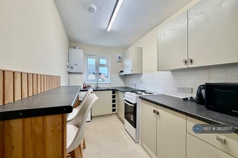 1 bedroom flat to rent, Cheeseman Close, Hampton, TW12
