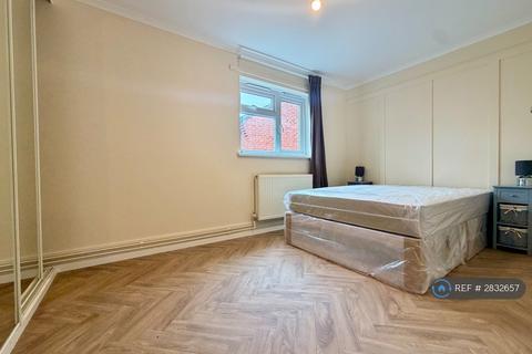 1 bedroom flat to rent, Cheeseman Close, Hampton, TW12