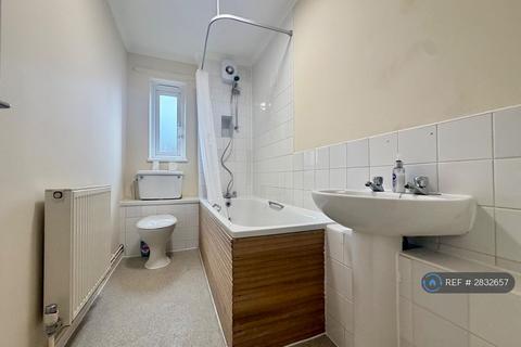 1 bedroom flat to rent, Cheeseman Close, Hampton, TW12