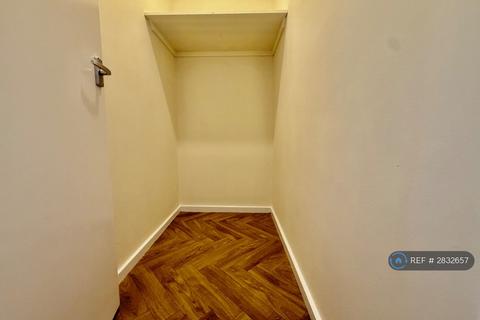 1 bedroom flat to rent, Cheeseman Close, Hampton, TW12