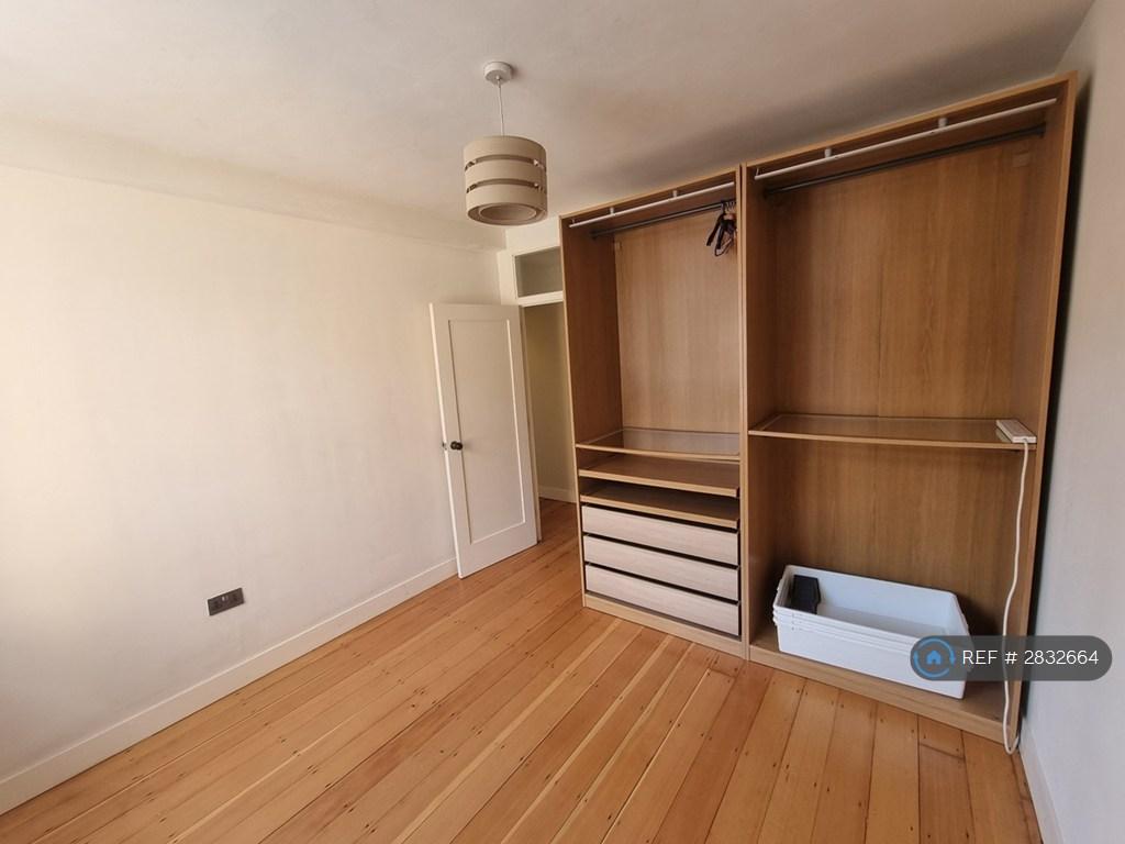 Bedroom 2 - Wardrobes Now Have Doors