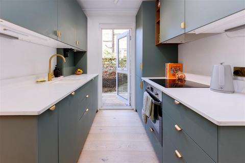 2 bedroom flat for sale, Shirlock Road, Hampstead