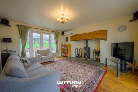4 bedroom semi-detached house for sale, Victoria Road, Bromsgrove B61