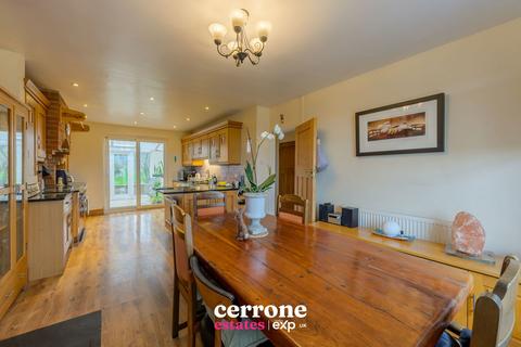 4 bedroom semi-detached house for sale, Victoria Road, Bromsgrove B61