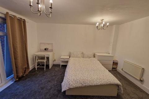 undefined, Wraysbury Drive, Yiewsley UB7