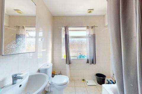 4 bedroom flat to rent, Mile End Road, London E1