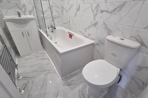 3 bedroom maisonette to rent, Caple Road, London NW10
