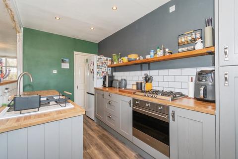 3 bedroom end of terrace house for sale, Petrie Crescent, Leeds, LS13