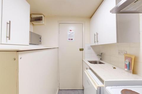 Studio to rent, Chatsworth Road, London NW2