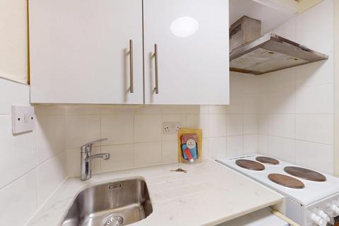Studio to rent, Chatsworth Road, London NW2