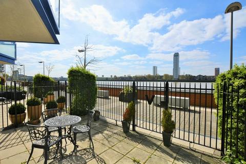 2 bedroom apartment to rent, Newton Place, Canary Wharf,London E14