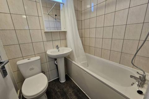 3 bedroom flat to rent, Lancaster Road, London NW10